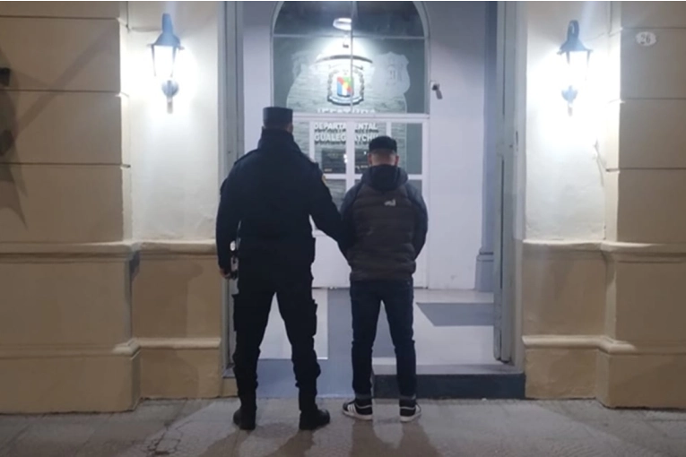 Se neg&oacute; a entregar el auto por alcoholemia positiva, amenaz&oacute; a los polic&iacute;as y termin&oacute; preso