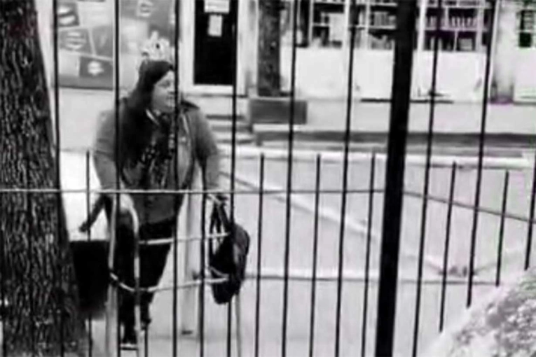 Maestra jardinera vuelve al aula con andador tras ser obligada por el CGE