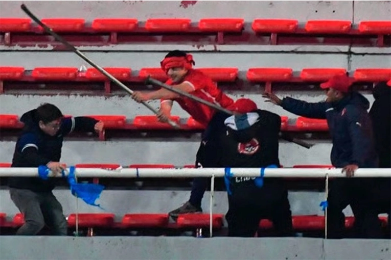 Graves incidentes en partido de Independiente y la U. de Chile: 10 heridos y 90 detenidos