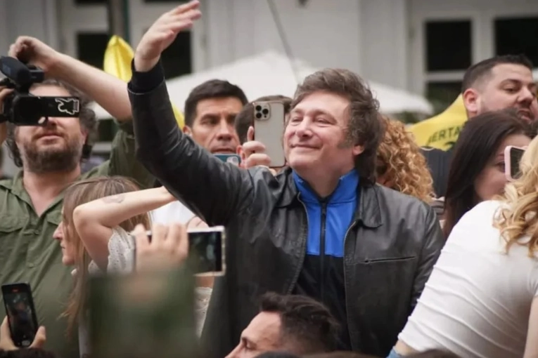 Milei exhibi&oacute; una camiseta de Estudiantes en plena pol&eacute;mica con AFA por el trofeo otorgado a Rosario Central