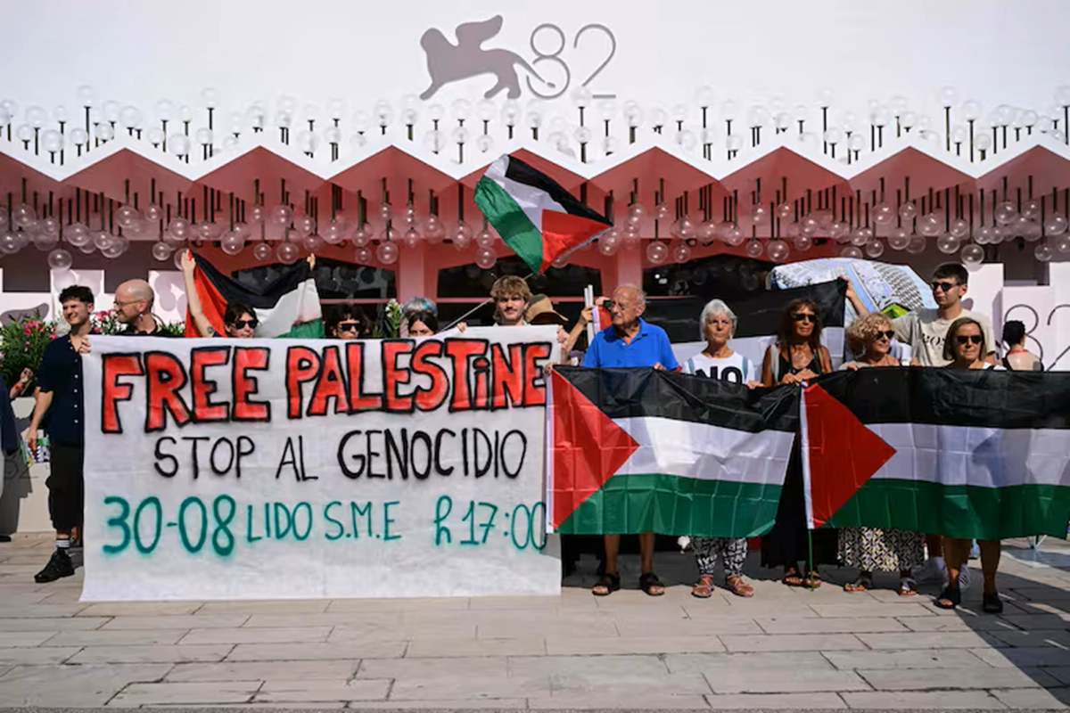 Un grupo propalestino en la entrada del Festival