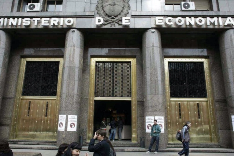 Giro en el Gobierno: anunci&oacute; que intervendr&aacute; en el mercado cambiario para contener el d&oacute;lar