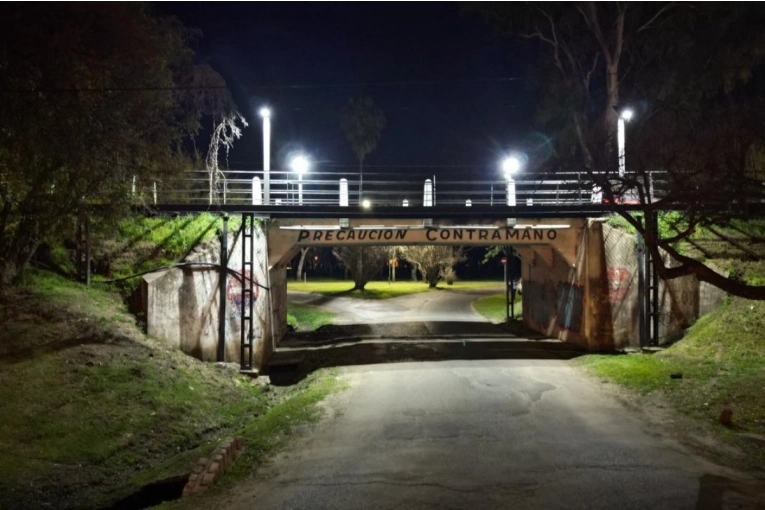 Instalaron nuevas luminarias en el Parque Unzué