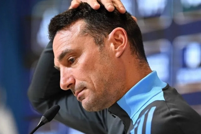El emotivo momento en la conferencia que llev&oacute; a Scaloni hasta las l&aacute;grimas