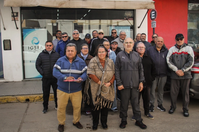 Afiliados de IOSFA se manifestaron en la sede local tras tres meses sin prestaciones