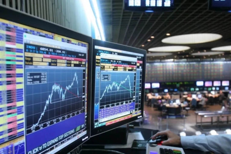 Mercados: el riesgo país superó los 900 puntos antes de las elecciones bonaerenses