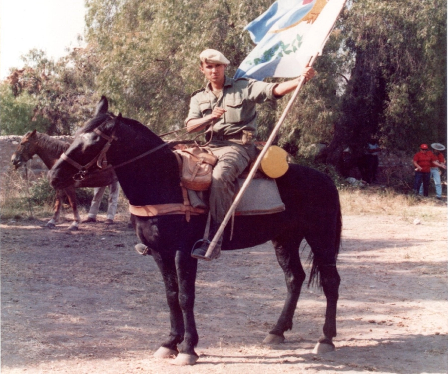 Alejandro en Chile con una r&eacute;plica de la Bandera de los Andes