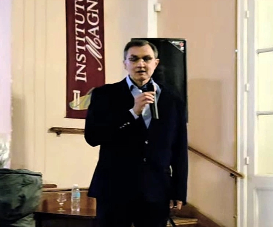 Alejandro Otero dando la charla en el Instituto Magnasco