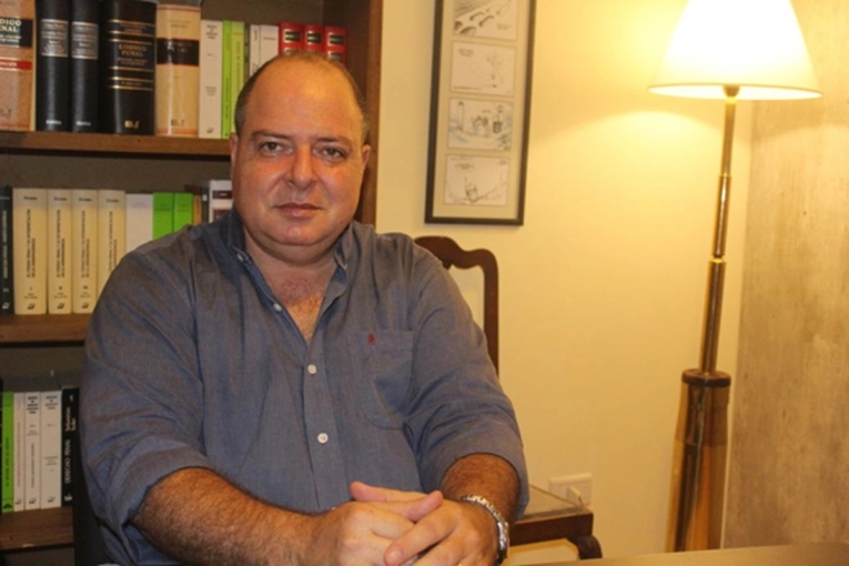 Vitale asumi&oacute; la representaci&oacute;n del polic&iacute;a Corval&aacute;n y cambia la estrategia defensiva