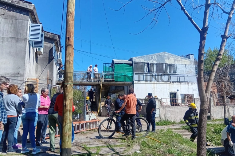 Incendio en el barrio 140: asistieron a un hombre mayor y a vecinos con síntomas de asfixia