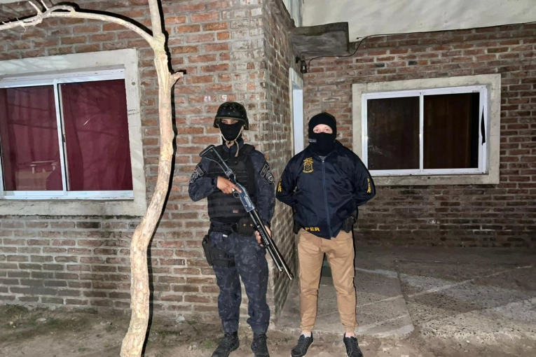 Realizan un allanamiento en el barrio Fiorotto: detienen a una persona y secuestran droga