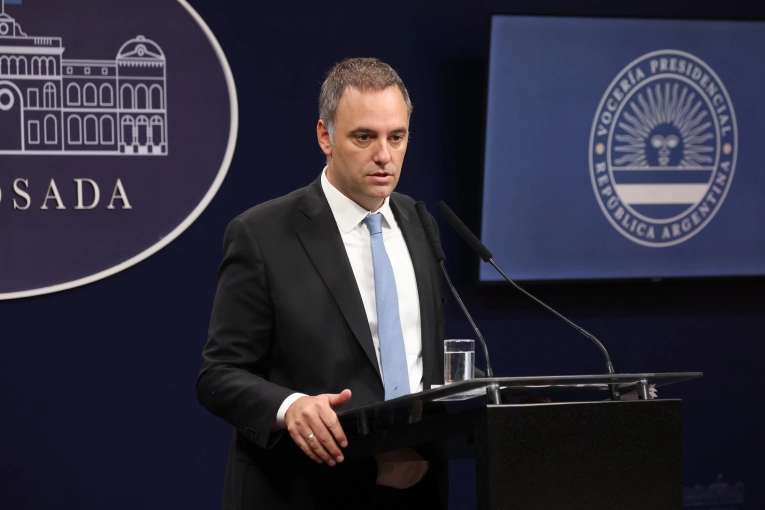 Manuel Adorni cuestionó el rechazo a los vetos y lanzó: "Se alinearon todos los enemigos del progreso"