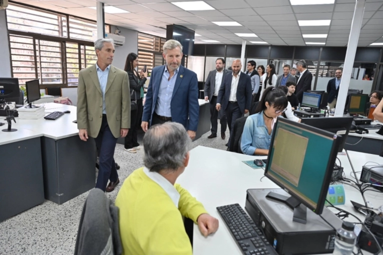 Frigerio recorrió las nuevas oficinas que modernizan la Obra Social de Entre Ríos