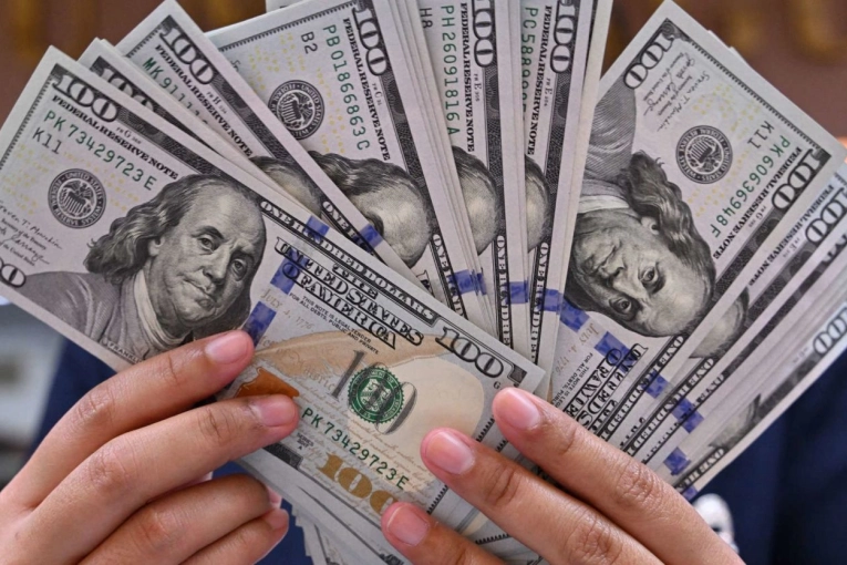 El dólar sigue subiendo y se vende arriba de $1.500, mientras vuela el riesgo país