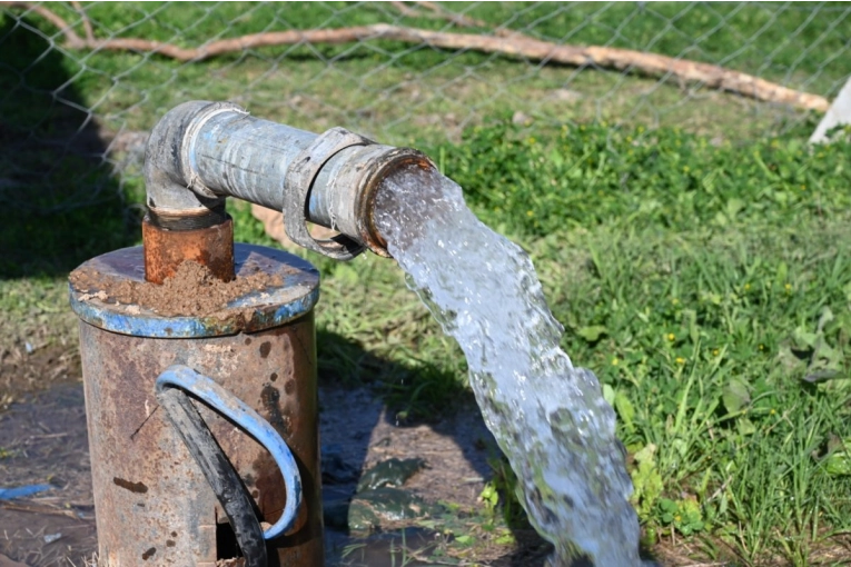 Se producen volcados de agua en la vía pública debido a la purga  de los pozos