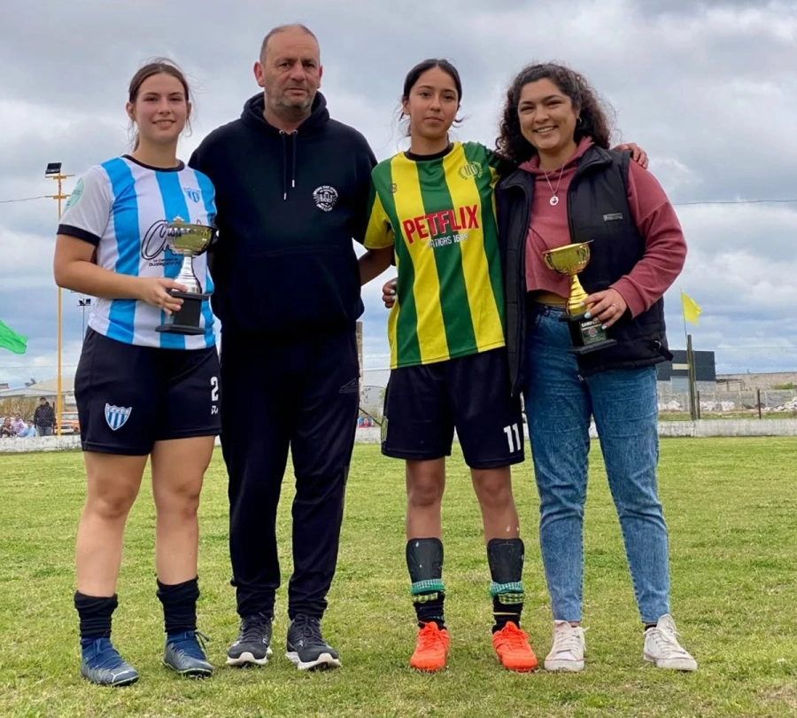 El vicepresidente de Sarmiento, Gustavo Godoy y la presidenta del Departamento de F&uacute;tbol Femenino de Gualeguaych&uacute; Yamila Barrozo entregaron las copas
