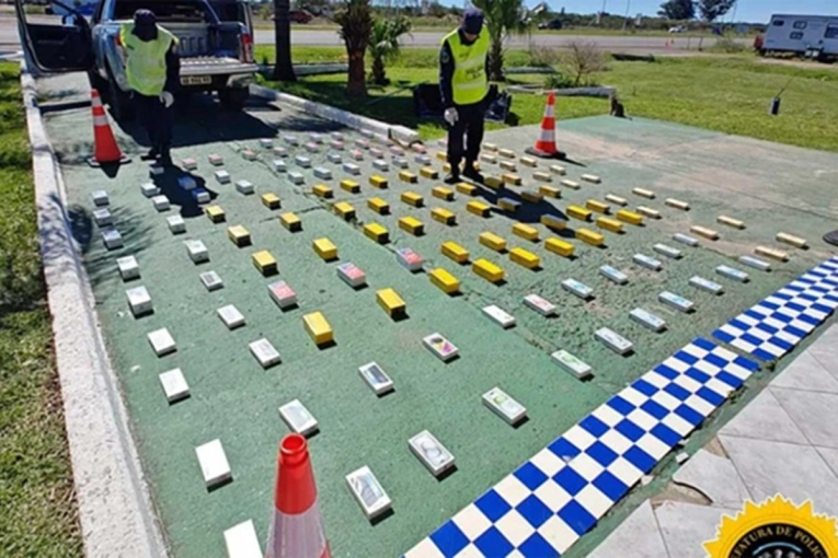 En un “doble piso” de una camioneta hallaron 113 teléfonos celulares