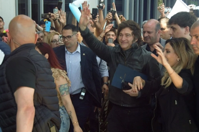 En Santa Fé, Milei tuvo que suspender otro acto por incidentes: hay cuatro detenidos