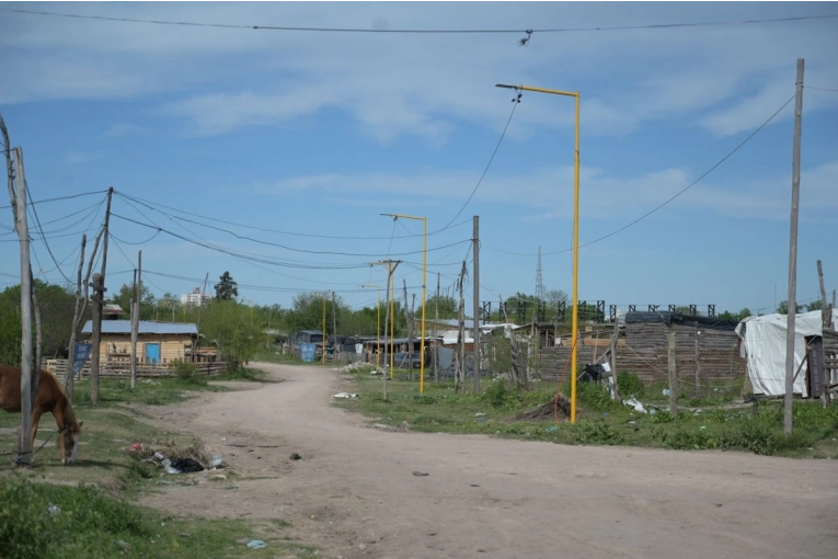 Arrancan tareas de instalación eléctrica en el asentamiento Los Espinillos