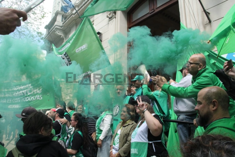 Conflicto de Obras Públicas: los manifestantes de ATE marcharon y se manifestaron en la puerta del Municipio