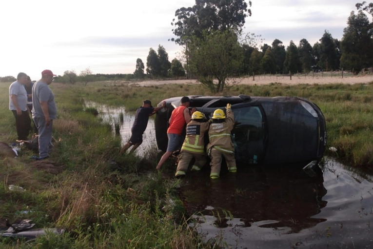 Dos hombres resultaron heridos tras el vuelco de un auto sobre el pr&eacute;stamo de la Ruta 12