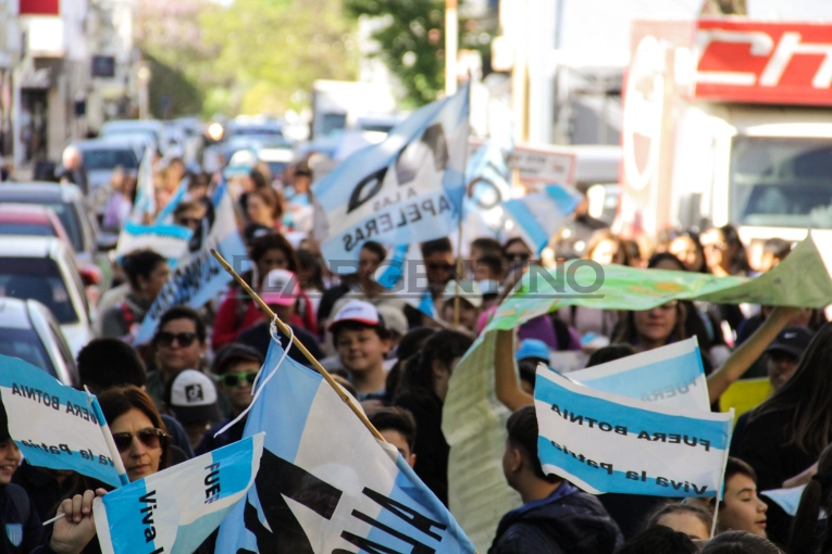 Más de 20 años del Grito Blanco: Estudiantes de Gualeguaychú marcharon en defensa del Ambiente
