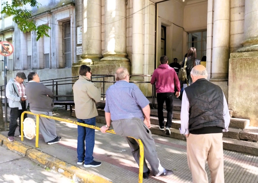 Adultos mayores llegando temprano a la Escuela Gervasio M&eacute;ndez