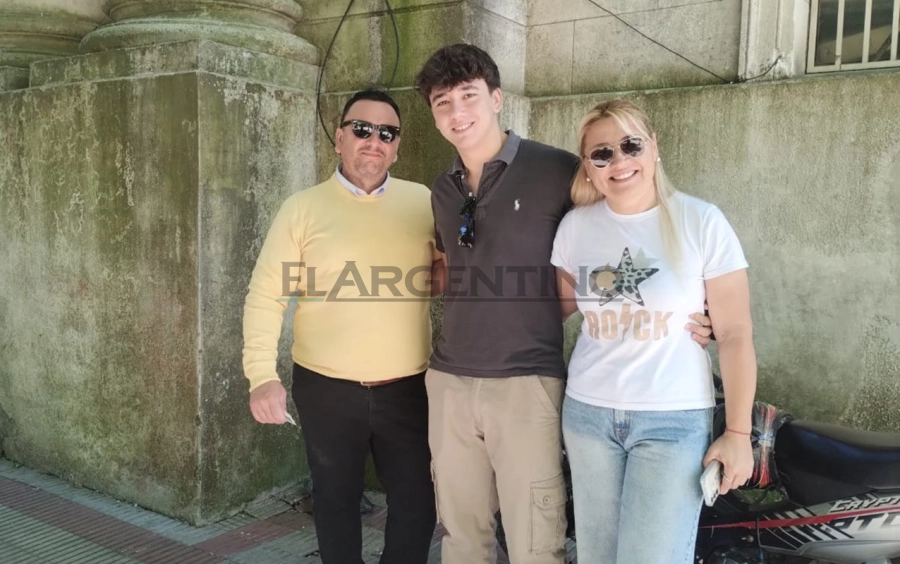 Santiago vot&oacute; por primera vez, lo acompa&ntilde;aron su mam&aacute; y su pap&aacute;