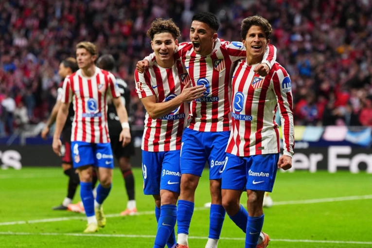 Con goles de Julián Álvarez y Thiago Almada, Atlético de Madrid venció 3-0 a Sevilla