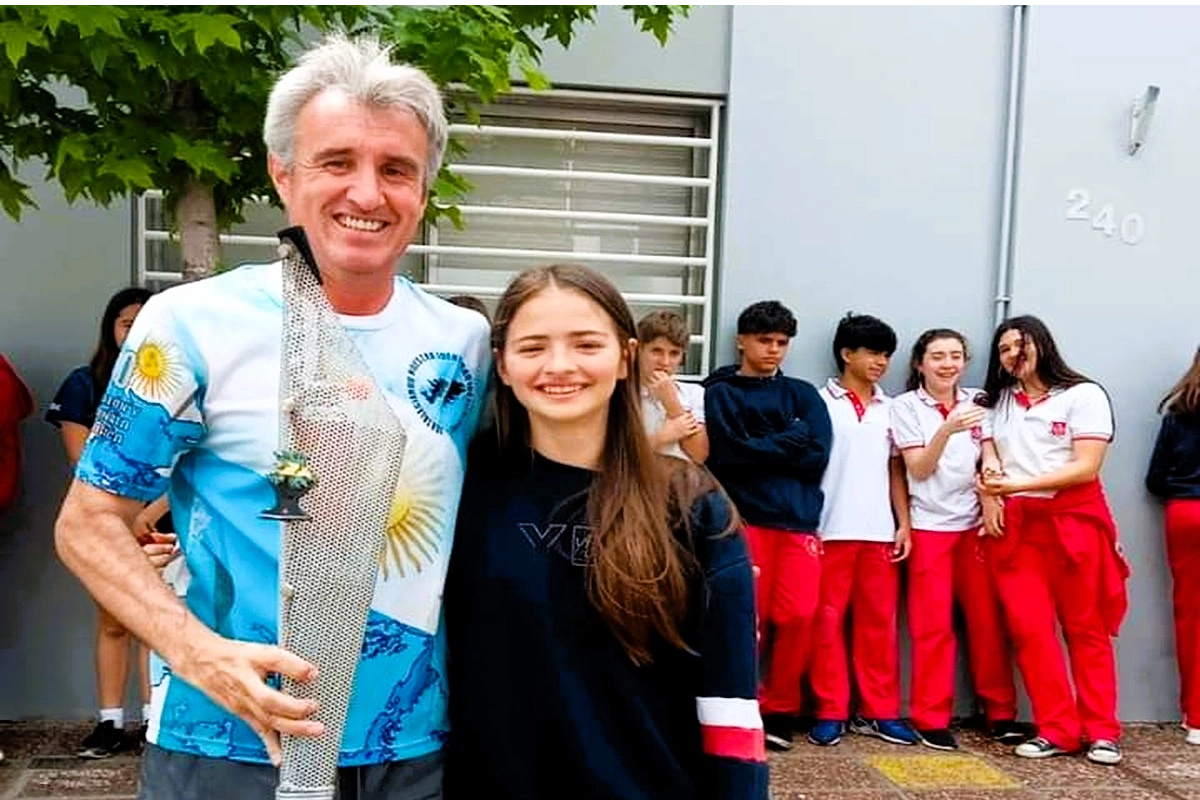 El profesor Alfredo Sanchez acompaña la antorcha