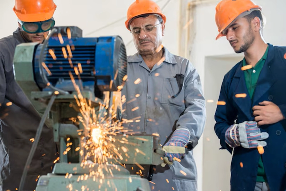 Trabajadores en una fábrica industrial