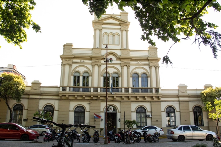 Lo encontraron en la calle pese a tener arresto domiciliario y termin&oacute; detenido