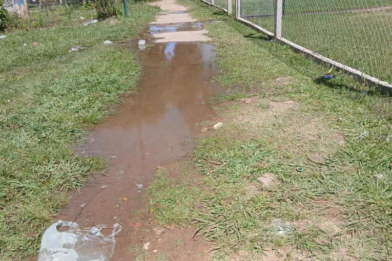 Madres Cuidadoras y vecinos del 348 reclaman por la falta de respuesta ante la rotura de un caño