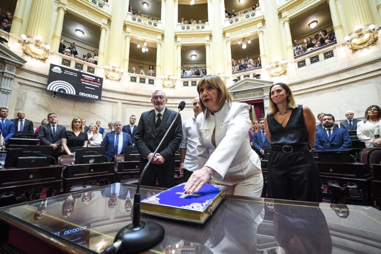 Juraron los nuevos senadores y Villaverde se mantuvo fuera del recinto