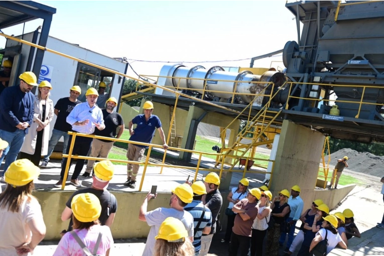 El intendente present&oacute; la Planta de Asfalto a vecinos de todos los barrios