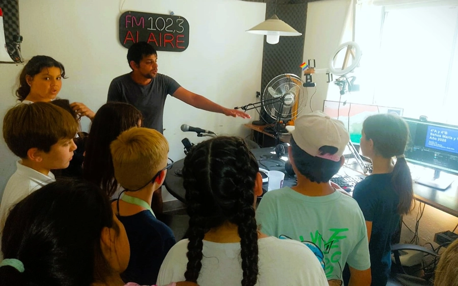 Sebasti&aacute;n explicando el trabajo realizado por la cooperativa en el estudio