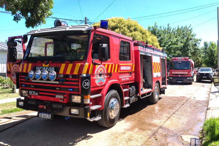 Bomberos de Gualeguaych&uacute; sofocaron incendios en un terreno y una vivienda