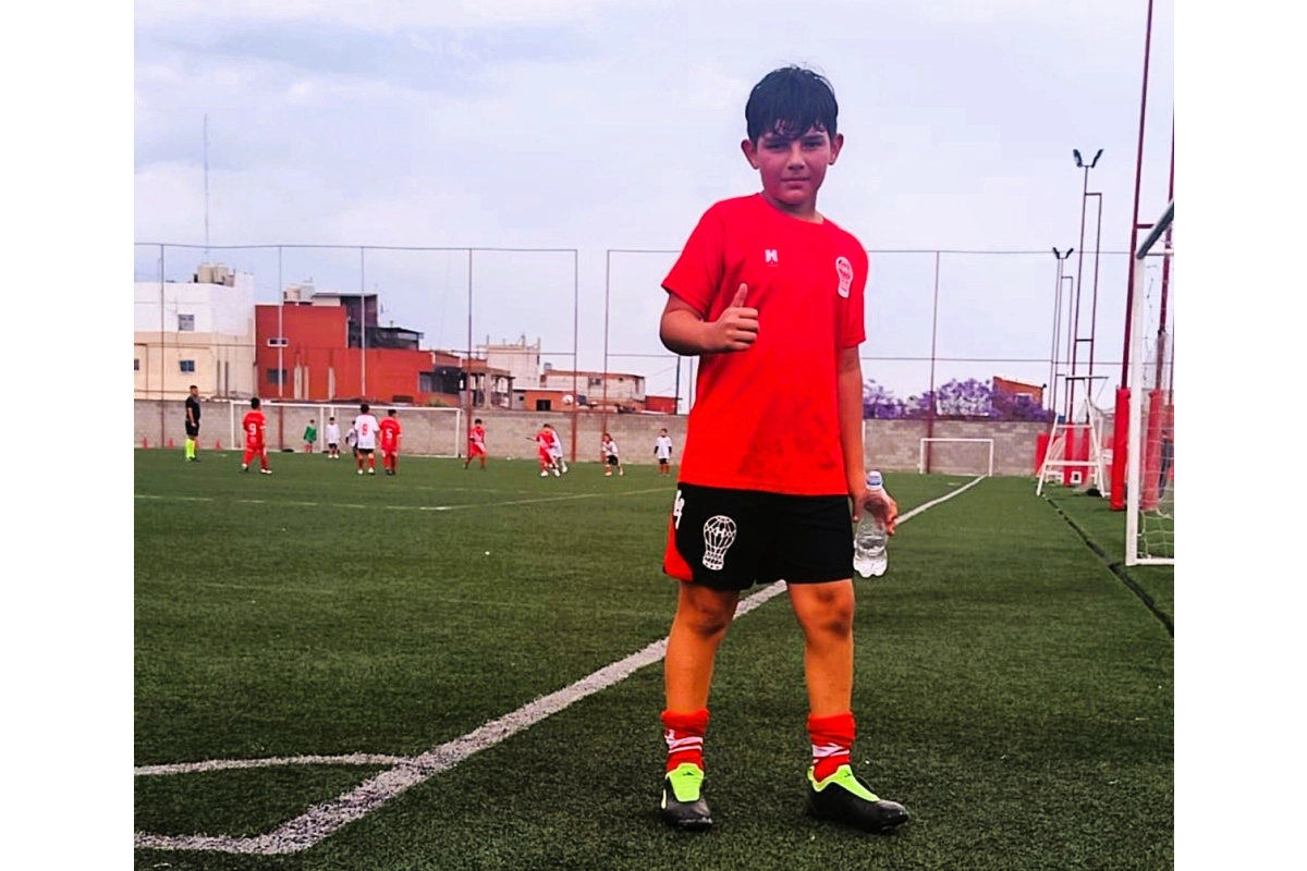 Lucas Farabello de 9 a&ntilde;o juega en Hurac&aacute;n
