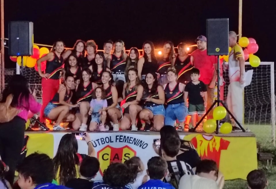 Las Chicas del Hockey sobre Cesped de muy buen a&ntilde;o Representando a la Instituci&ograve;n
