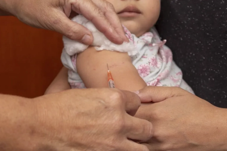A partir del 2026, la segunda dosis de la vacuna triple viral se aplicar&aacute; a los 15 meses