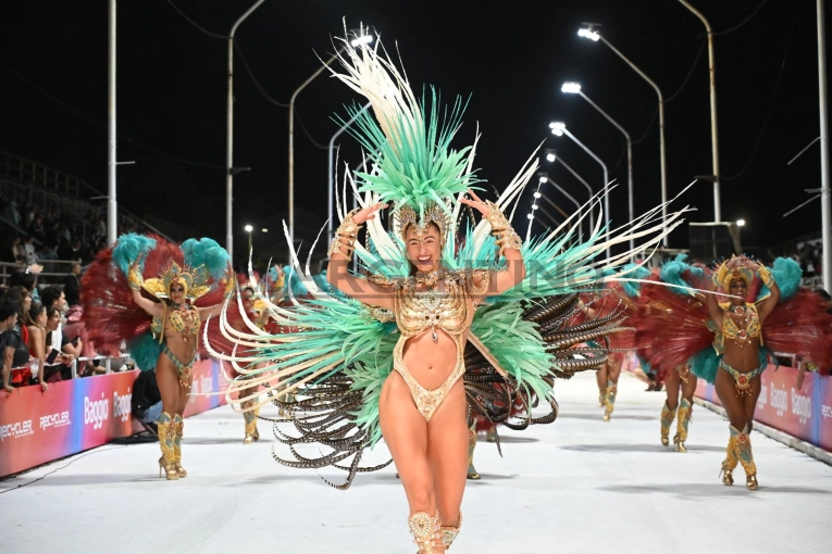 Mar&iacute; Mar&iacute; apost&oacute; al impacto visual y la magia en su primer desfile