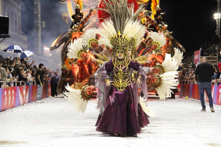 O`Bah&iacute;a tuvo una buena noche, sumando detalles a carrozas y vestuarios