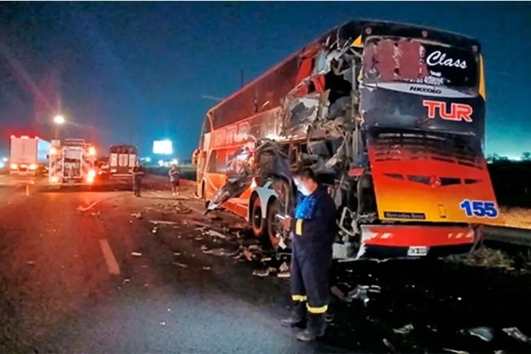 Choque en Ruta 9: un cami&oacute;n embisti&oacute; a un colectivo y dej&oacute; tres heridos