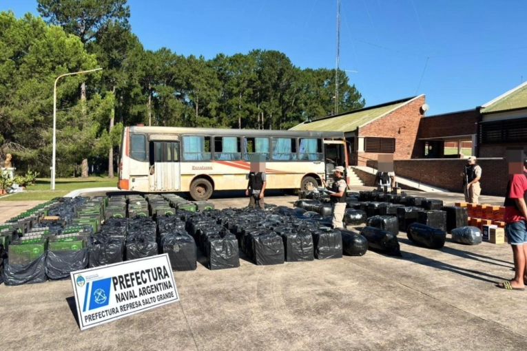 Prefectura intercept&oacute; un &oacute;mnibus con mercader&iacute;a ilegal valuada en m&aacute;s de 290 millones de pesos