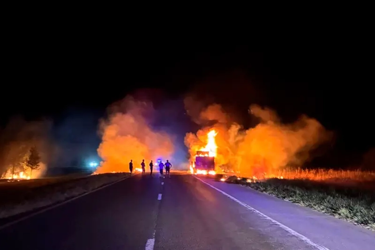 Incendio de un cami&oacute;n en la ruta 14 - Foto: PER