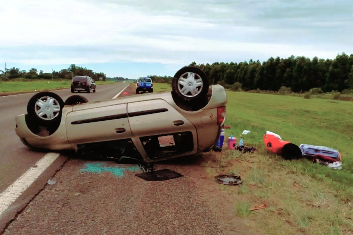 Despiste y vuelco sobre Ruta 14