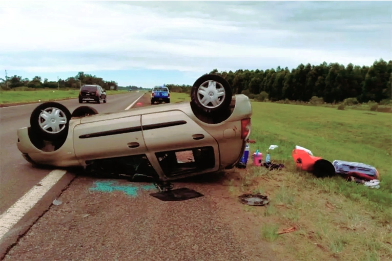 Tres personas resultaron lesionadas tras despiste y vuelco sobre Ruta 14
