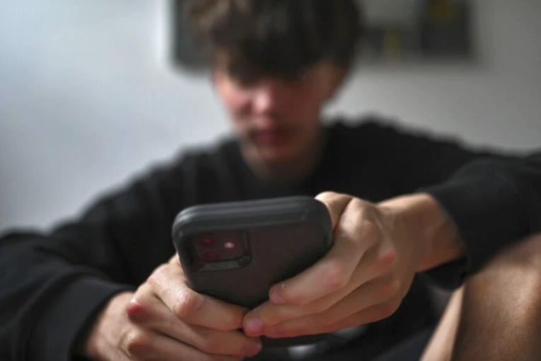 Australia restringe el uso de redes sociales a menores de 16 a&ntilde;os y sancionar&aacute; a las plataformas