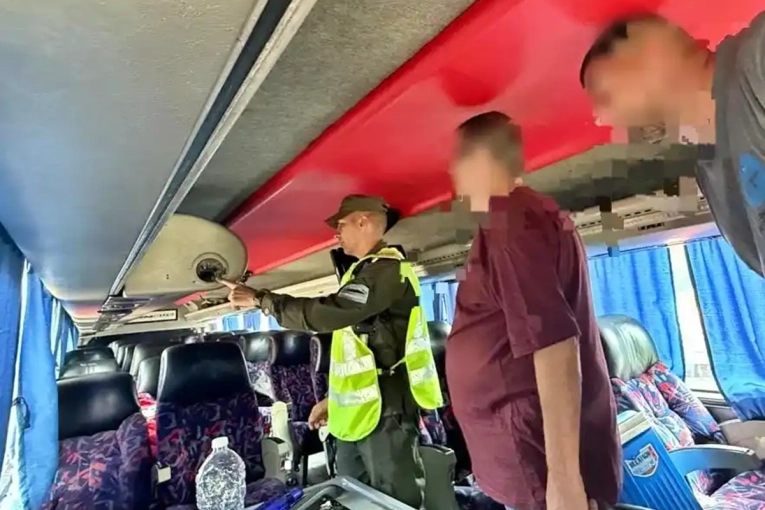 Incautan drogas en el micro de la hinchada de Independiente durante un control en Gualeguaych&uacute;