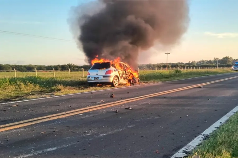 Choque frontal en Ruta 12: un auto se incendi&oacute; tras el impacto
